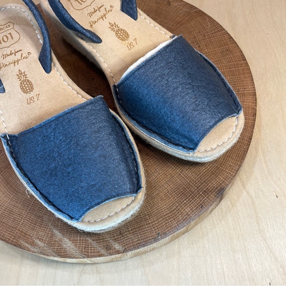 *NWOB Avarcas 101 |  Classic Style Vegan Pineapple Navy Avarca Sandals Size 37/7 - Picture 9 of 14